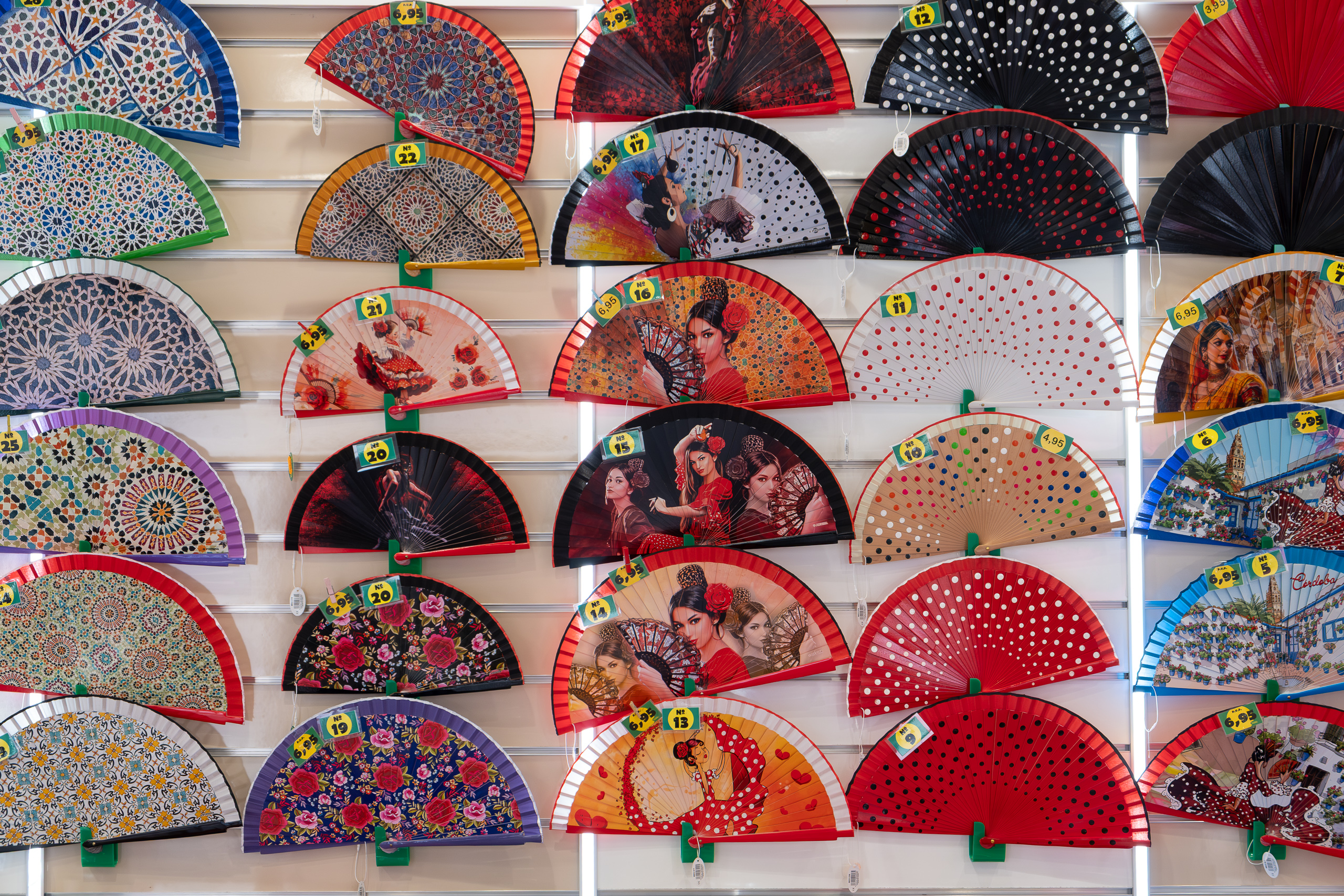 Bunte Fächer im Souvenirladen der Altstadt